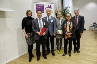 Prof. Cirac mit Laudator Prof. Eugene Polzik, Ehefrau Eva Monteagudo, Petra Herz, Katharina Fegebank und Prof. Klaus Sengstock, Sprecher CUI.