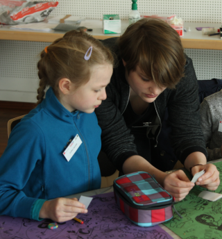 Student Janine Franz supported the girls during their experiments.