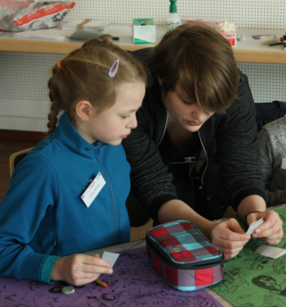 Student Janine Franz supported the girls during their experiments. 