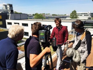 Dr. Philipp Wessels in an Interview with the NDR on the rooftop terrace of The Center for Optical Quantum Technologies (ZOQ) Photo: Universität Hamburg. 