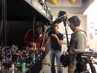 Und Action! Dreharbeiten im Laserlabor im ZOQ. Foto: CUI. 